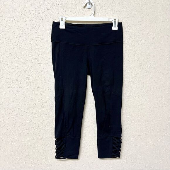Athleta Leggings Womens Black Mind Over Mat Criss Cross Capri Cutout Pant Size S - Picture 1 of 7